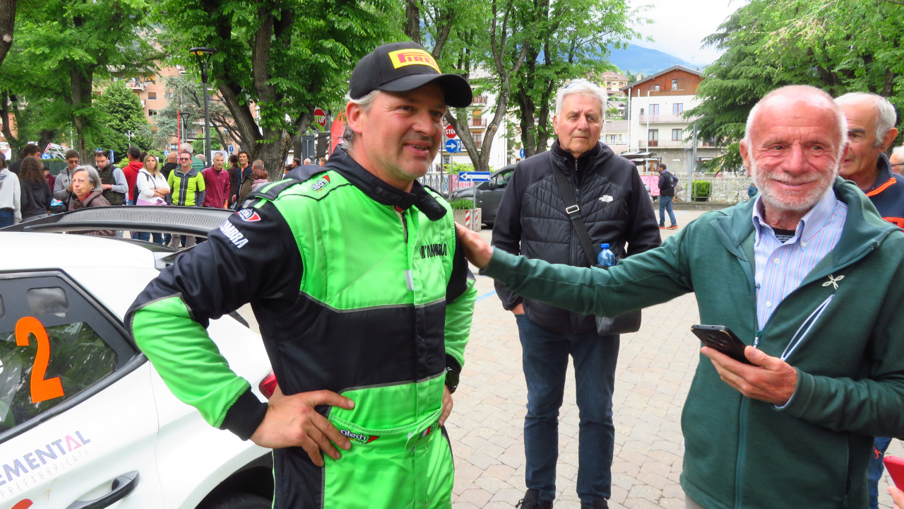 Elwis Chentre sceso dall'auto all'arrivo ad Aosta