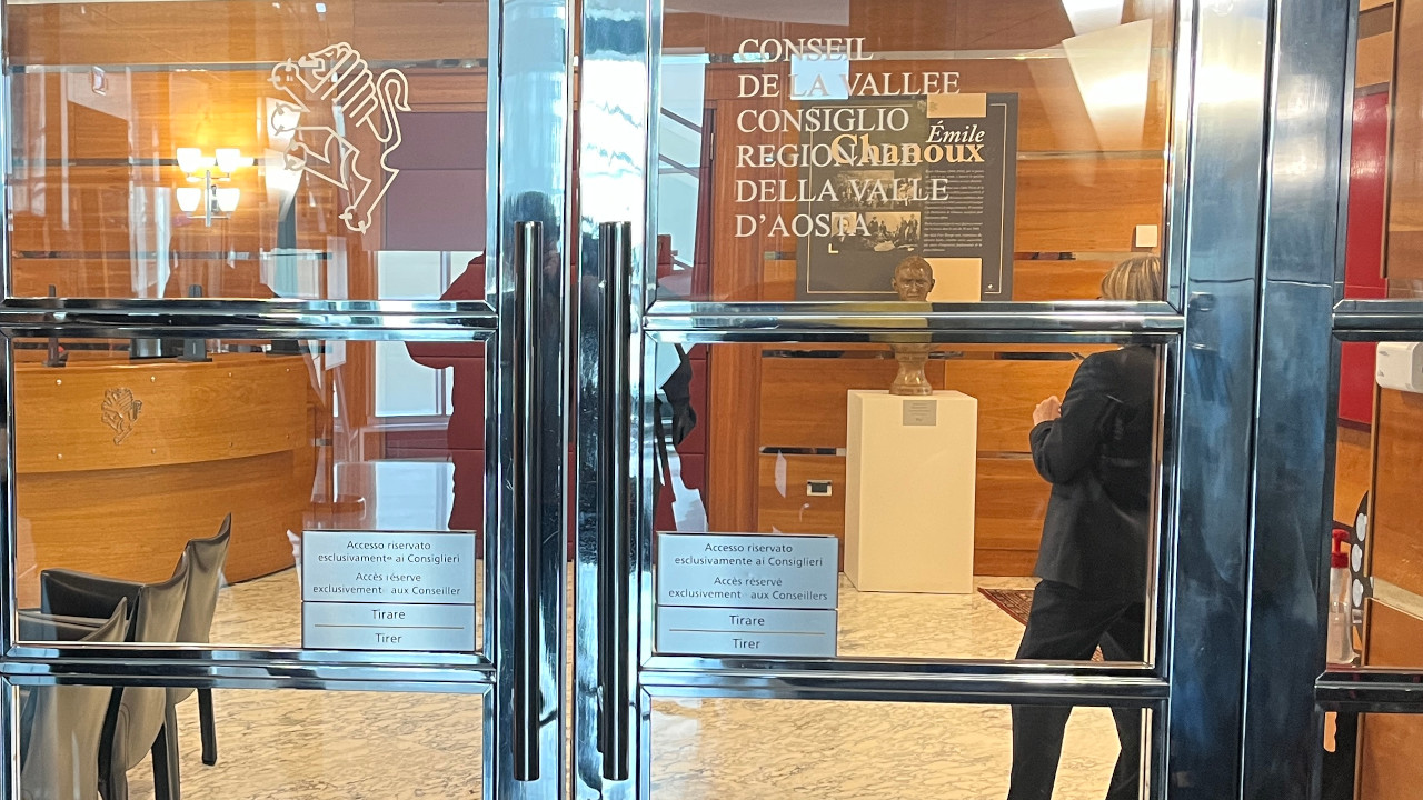 Il direttore di aostapresse davanti alle porte chiuse del foyer del Consiglio Valle