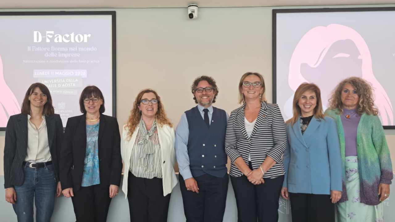 I relatori del convegno D-Factor di Aosta, Laura Obert, dirigente del Dipartimento regionale trasporti, Lucia Ravagli Ceroni, direttore generale dell'UniVdA, Maria Giorgia De Fabritiis, direttore Confindustria VdA, Giovanni Pellizzeri, presidente piccola industria di Confindustria VdA, Speranza Girod, assessore regionale all'agricoltura, Clementina Donisi, coordinatrice della rete #IDONNA e Monica Pirovano, direttore generale della Cogne acciai speciali