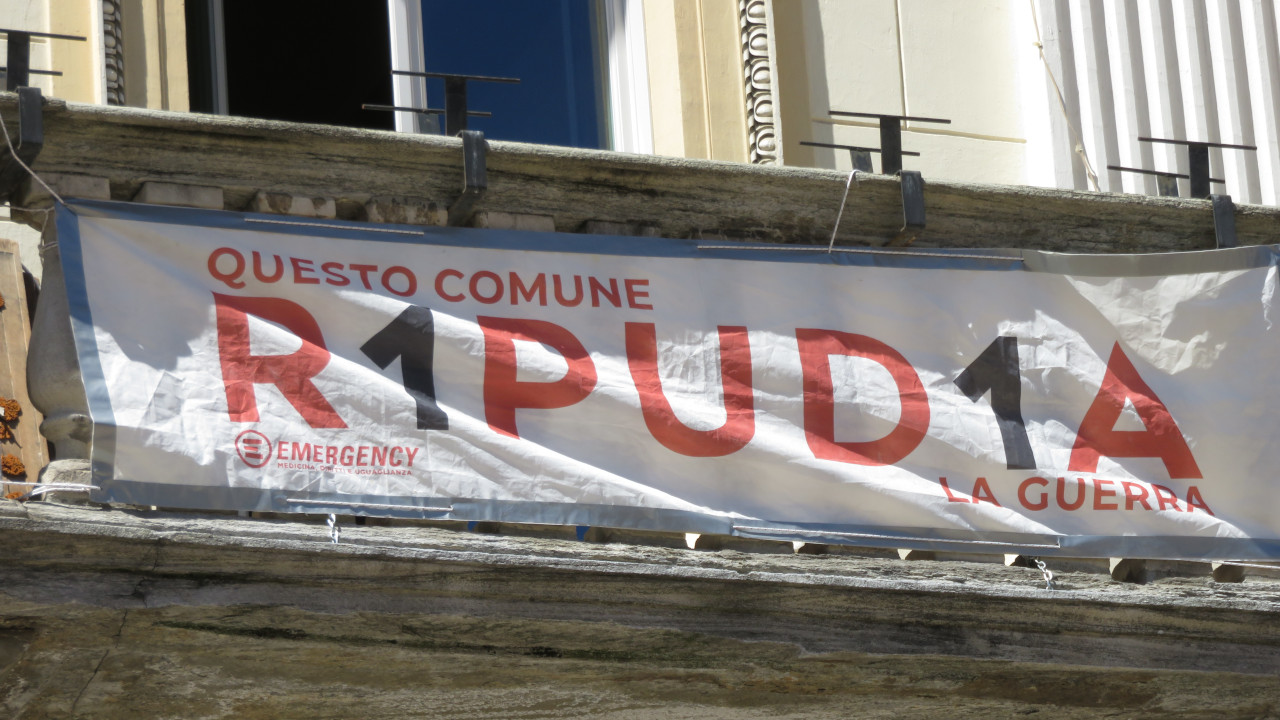 Lo striscione 'r1pud1a' di Emergency appeso su un balcone dell'Hôtel de Ville di Aosta