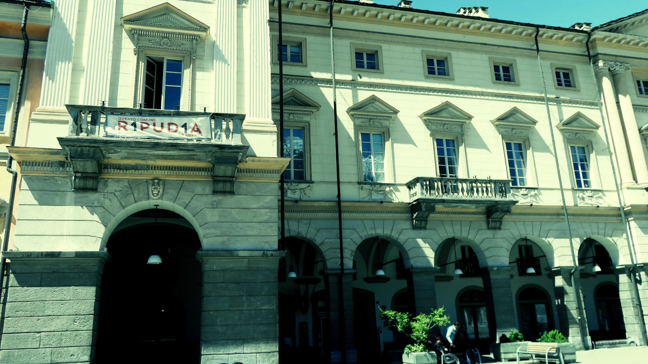 L'Hôtel de Ville di Aosta con lo striscione 'r1pud1a' di Emergency appeso sul balcone dell'ufficio del sindaco