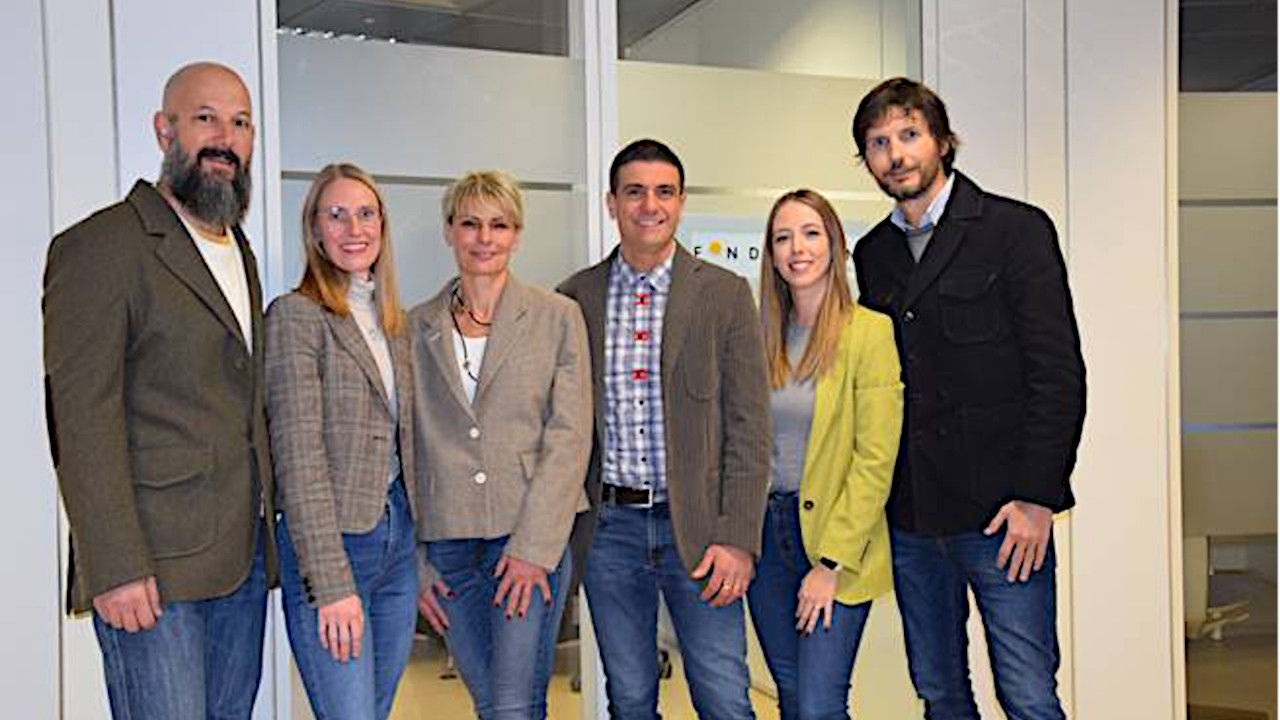 Lo staff di Fondemain: Matteo Malutta, referente adesioni, Valentina Bal, referente prestazioni, Huguette Grange, promotrice del fondo, Gaetano Padalino, capo servizi, Martina D’Amico, referente contribuzioni e rapporti con Enti e aziende associati e Luca Merighi, direttore generale