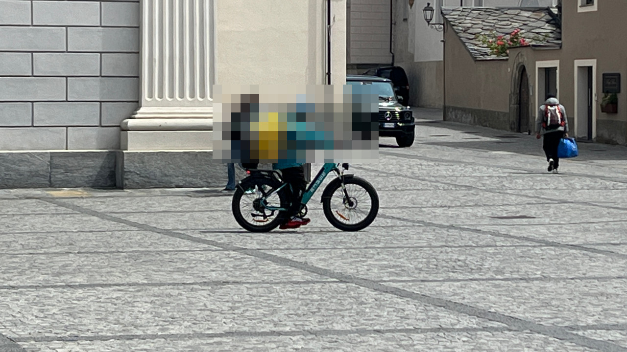 Una e-bike con la pedalata annullata nel centro storico di Aosta