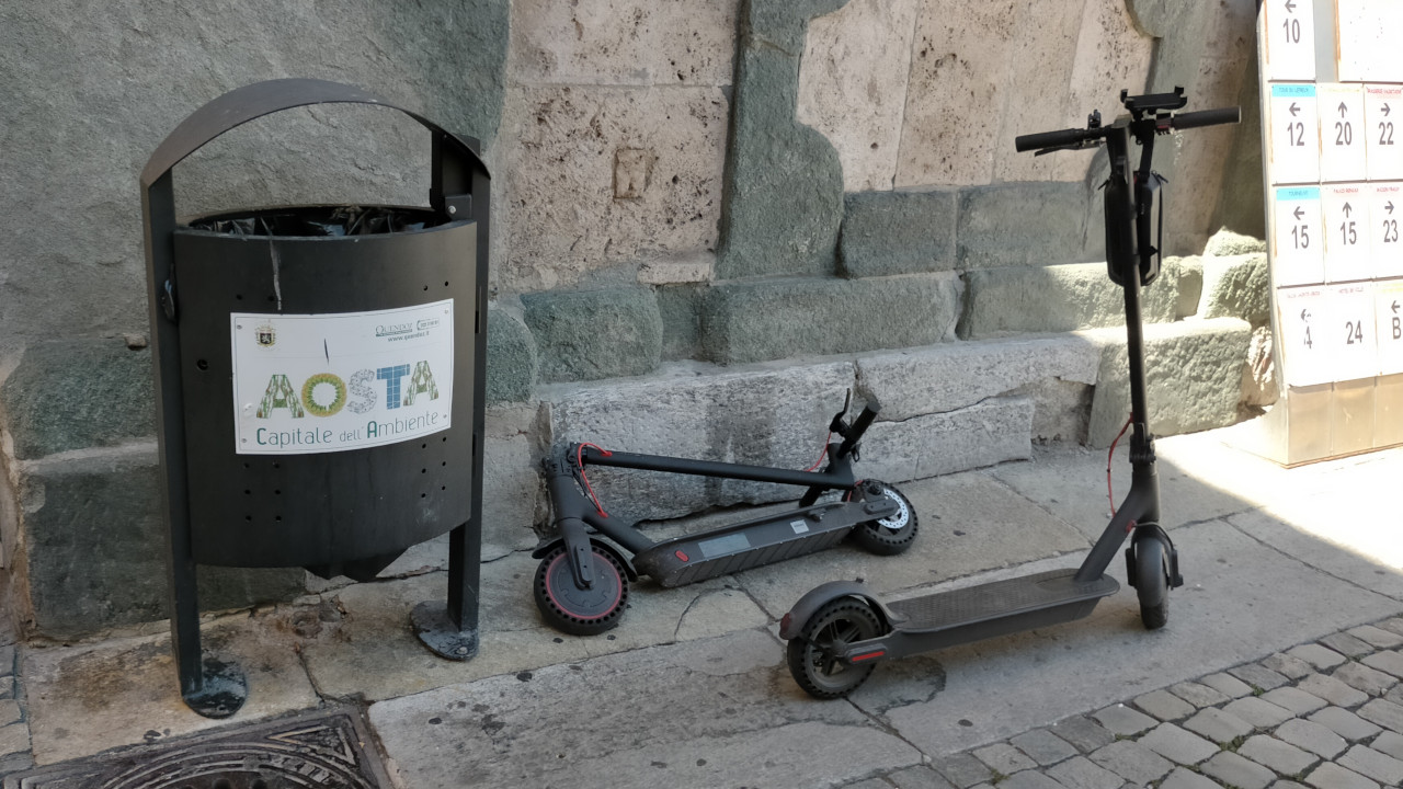 Monopattini abbandonati nel centro storico di Aosta