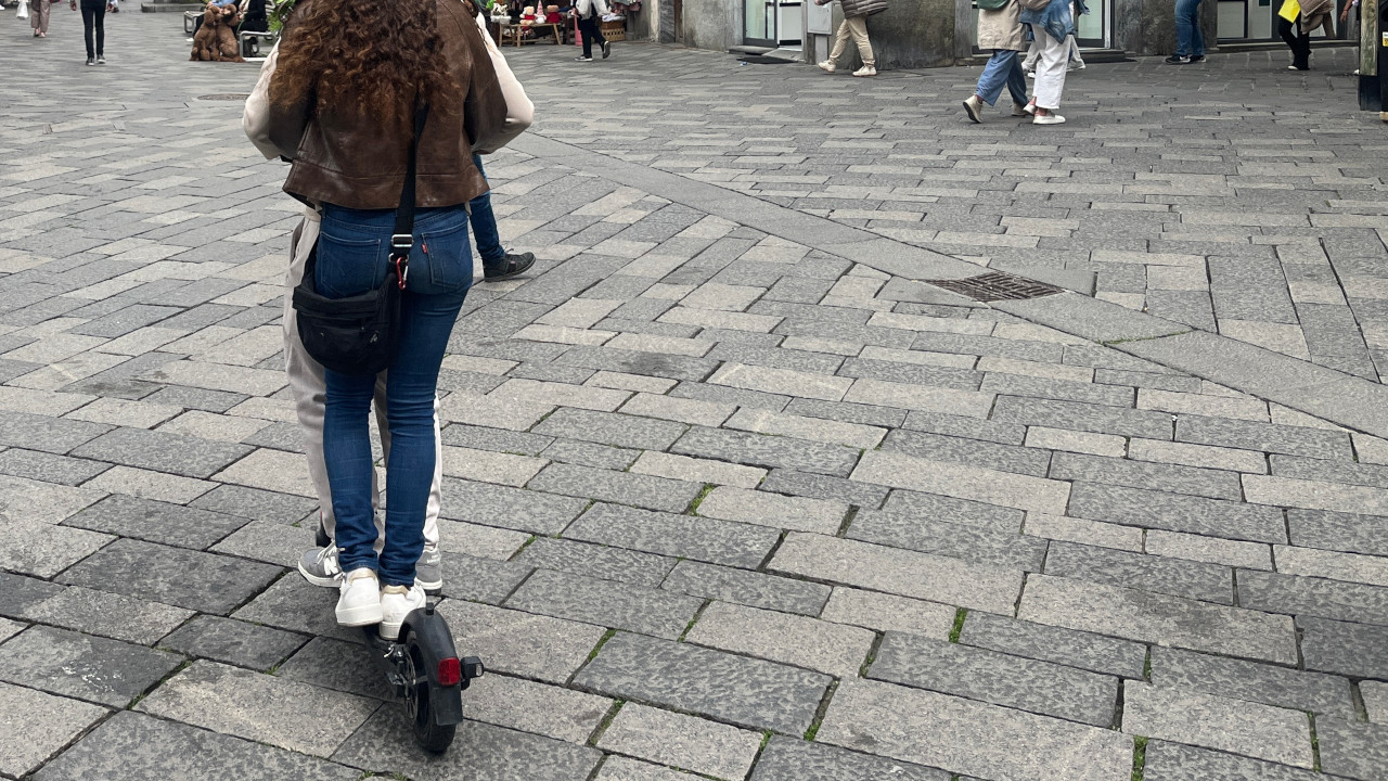 Due persone in monopattino nel centro storico di Aosta