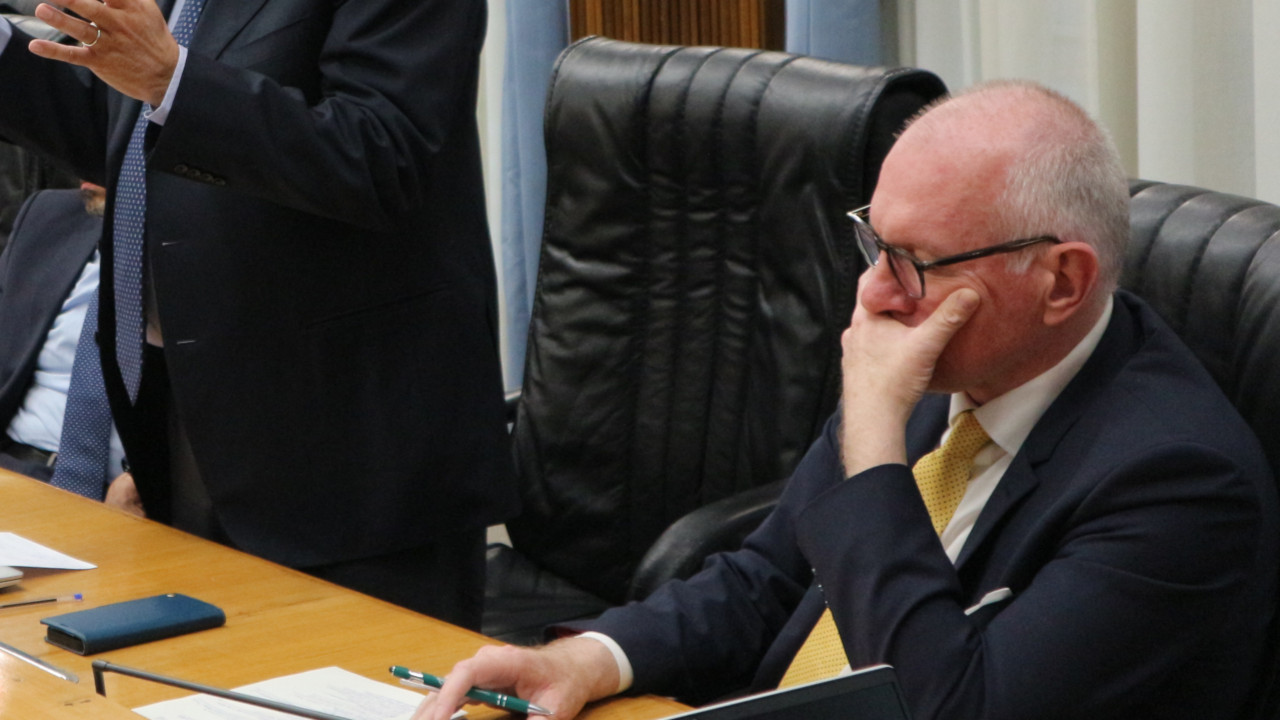 Renzo Testolin durante la riunione del Consiglio Valle in cui è stato dichiarato decaduto