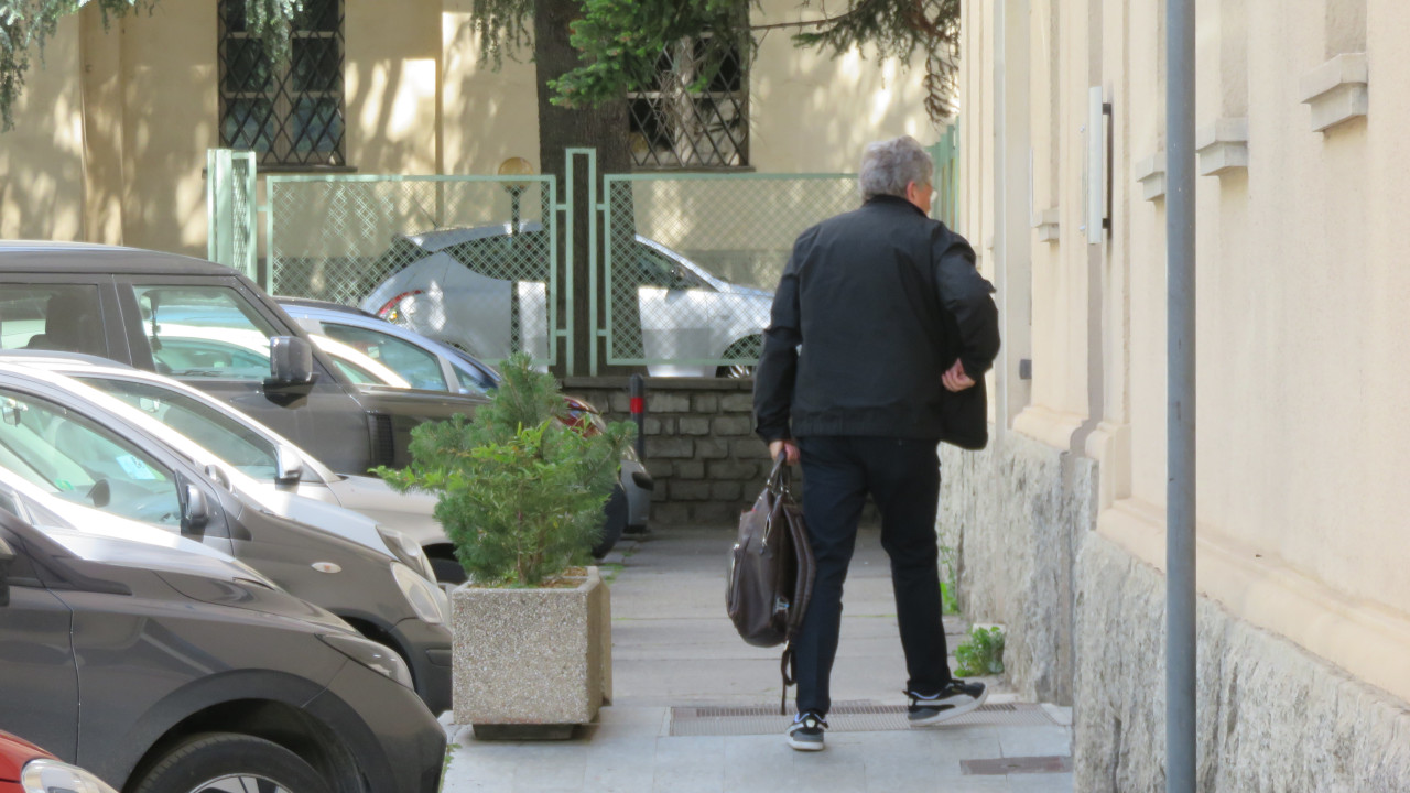 Aurelio Marguerettaz mentre entra all'ufficio dei Gruppi consiliari nella mattina di venerdì 15 maggio
