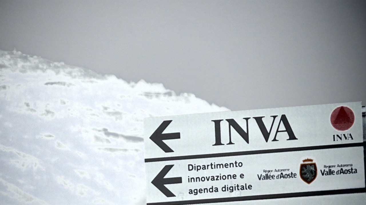 Le indicazioni per gli uffici dell'In.Va., a Pollein
