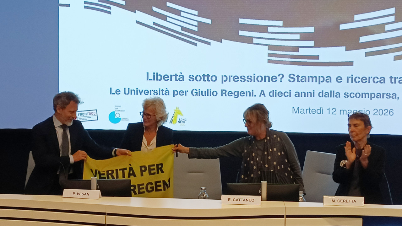 L'esposizione della bandiera 'Verità per Giulio Regeni' durante l'incontro di Aosta