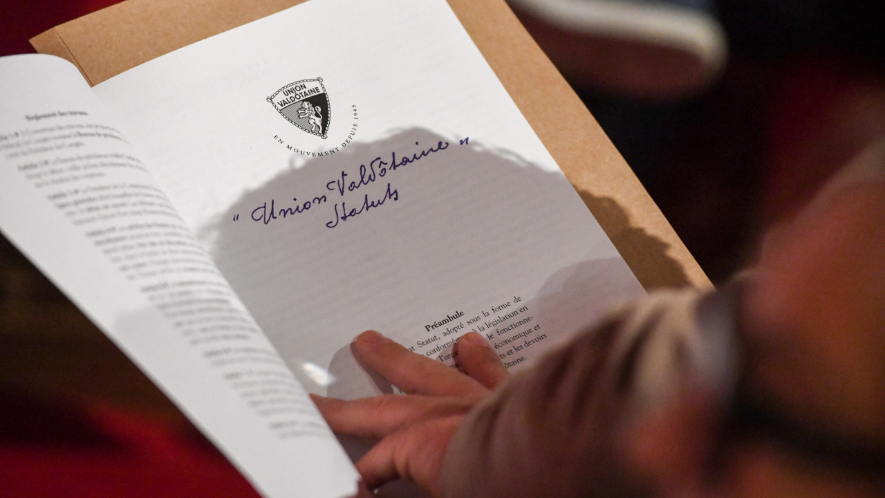 IL CONGRÈS DELL'UNION VALDÔTAINE A COURMAYEUR: NUOVO STATUTO E RÉUNIFICATION 2 La copertina del nuovo statuto dell'Union Valdôtaine