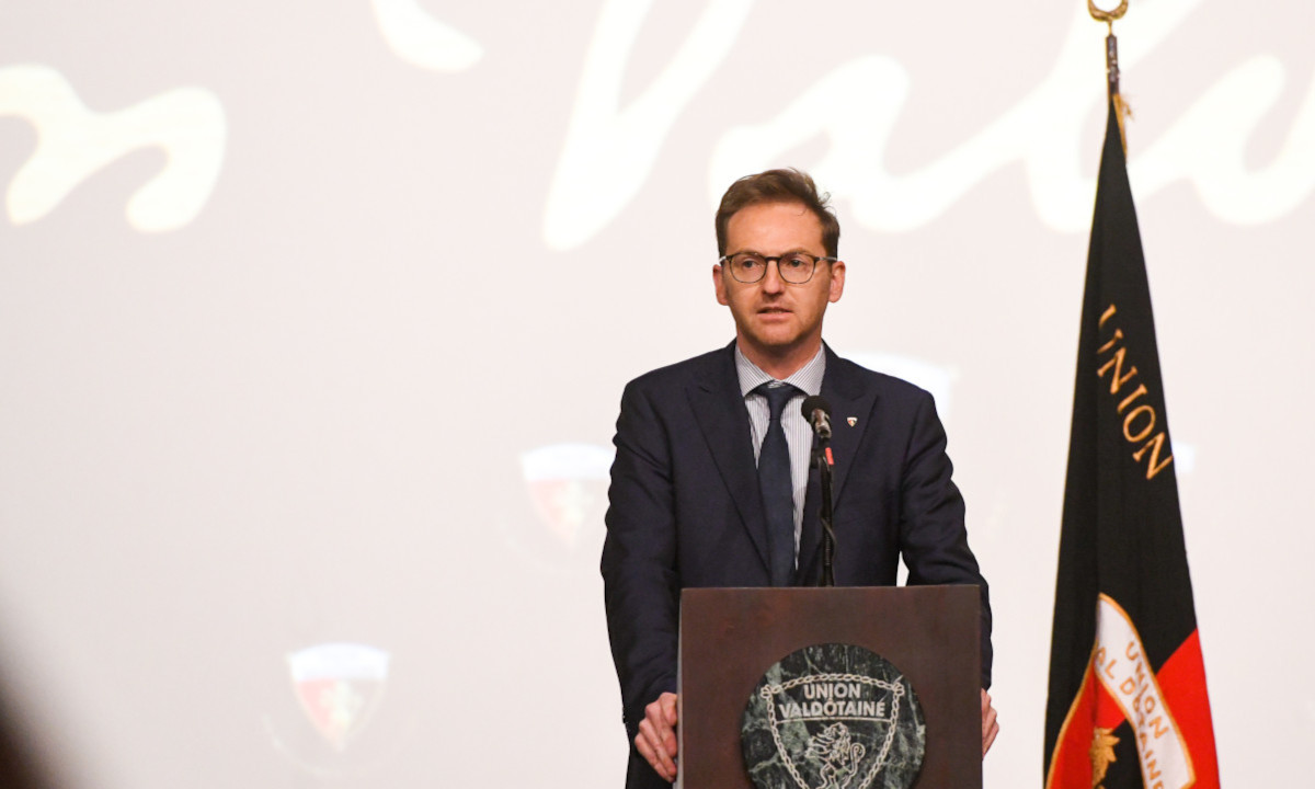 IL CONGRÈS DELL'UNION VALDÔTAINE A COURMAYEUR: NUOVO STATUTO E RÉUNIFICATION 1 Joël Farcoz, presidente dell'UV, durante il suo discorso al congrés di Courmayeur