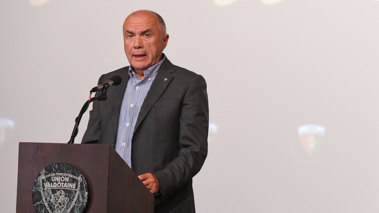 IL CONGRÈS DELL'UNION VALDÔTAINE A COURMAYEUR: NUOVO STATUTO E RÉUNIFICATION 3 Diego Empereur, che ha coordinato la redazione del nuovo statuto del mouvement