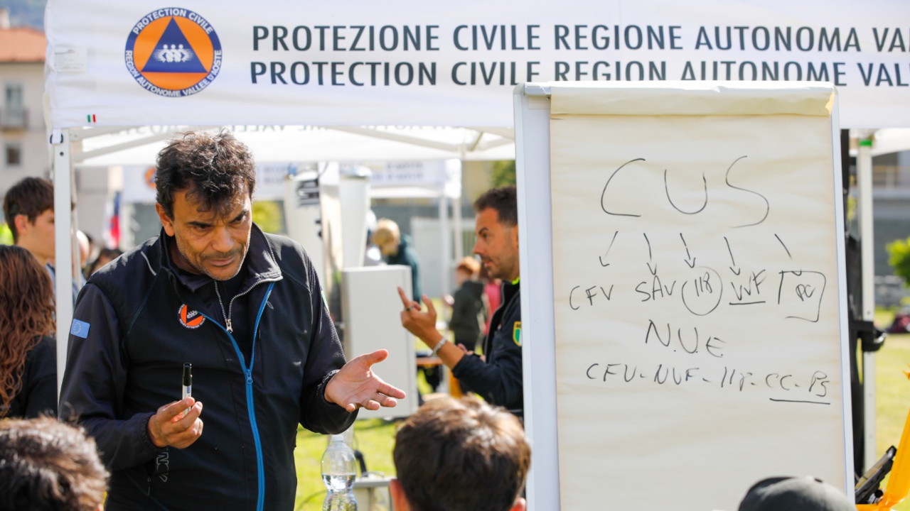 Un momento di incontro con le scuole durante l'esercitazione della Protezione civile valdostana