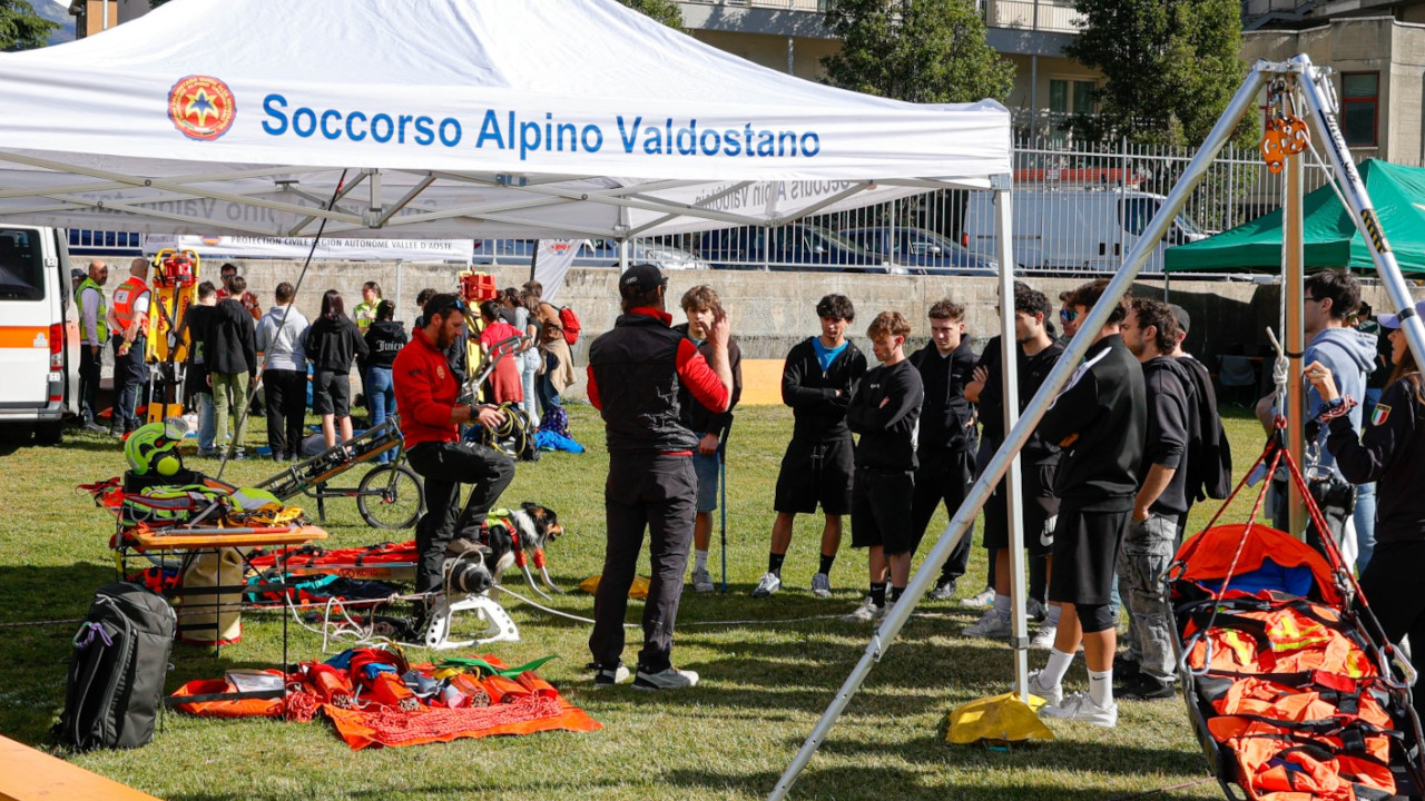 PROTEZIONE CIVILE VDA, CONCLUSA L’ESERCITAZIONE EXE2026 2 Lo stand del Soccorso alpino valdostano