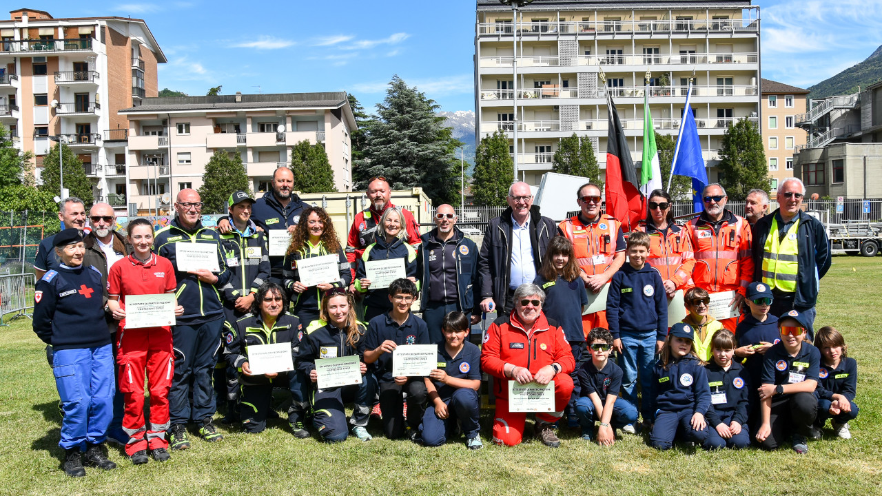 PROTEZIONE CIVILE VDA, CONCLUSA L’ESERCITAZIONE EXE2026 1 Le autorità regionali ed i dirigenti della Protezione civile con i rappresentanti delle associazioni che hanno partecipato all'esercitazione
