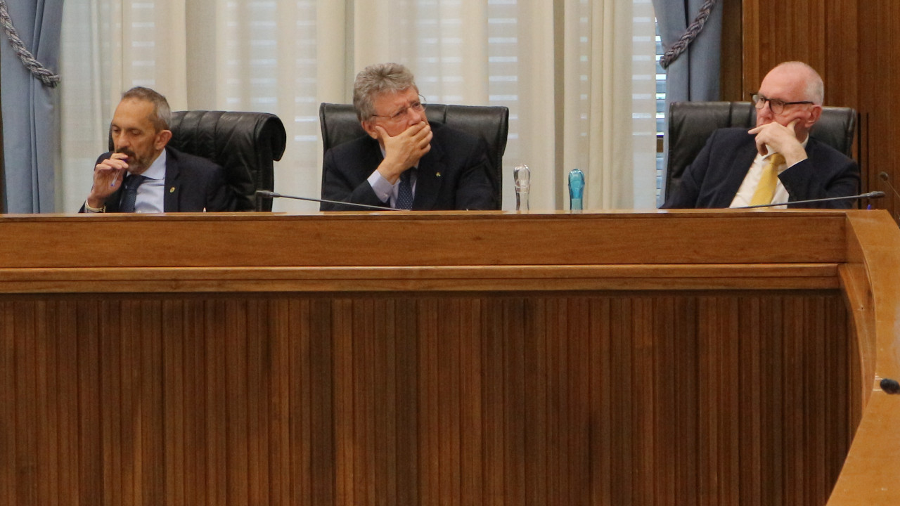 Jean-Pierre Guichardaz consigliere di opposizione, seduto a fianco di Aurelio Marguerettaz e Renzo Testolin