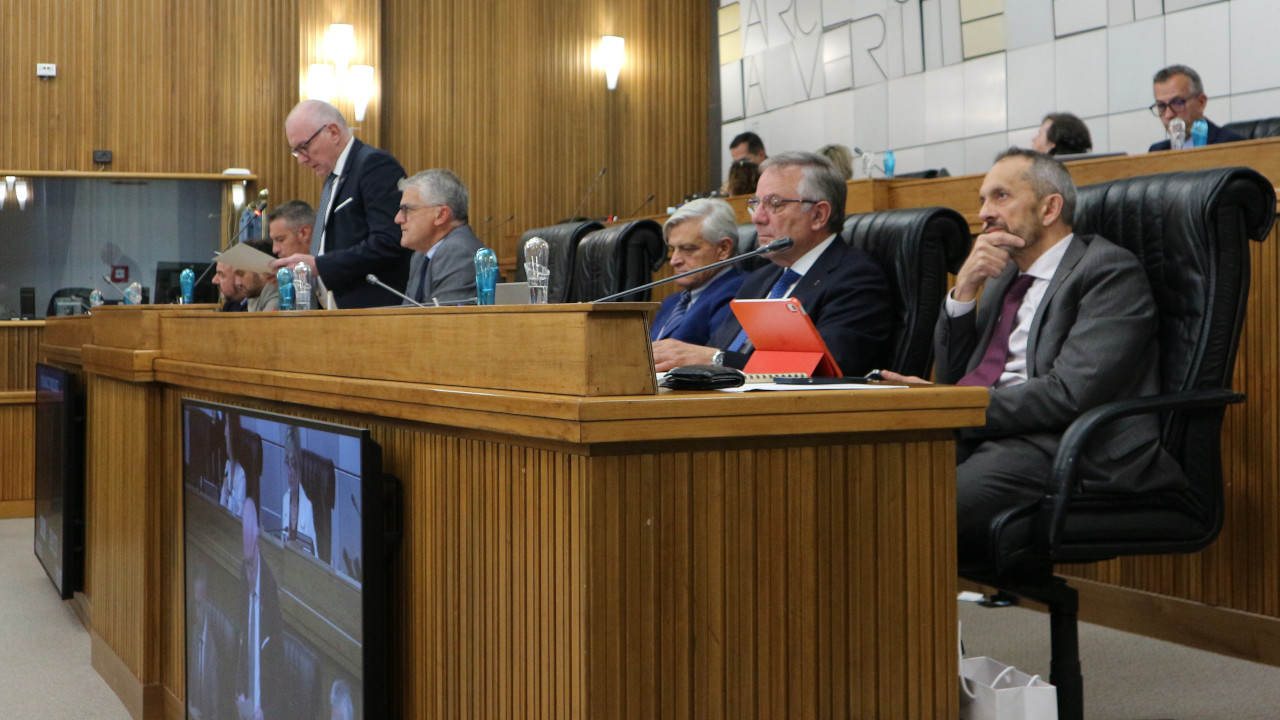 Jean-Pierre Guichardaz nel banco della Giunta in Consiglio Valle nella XVI legislatura