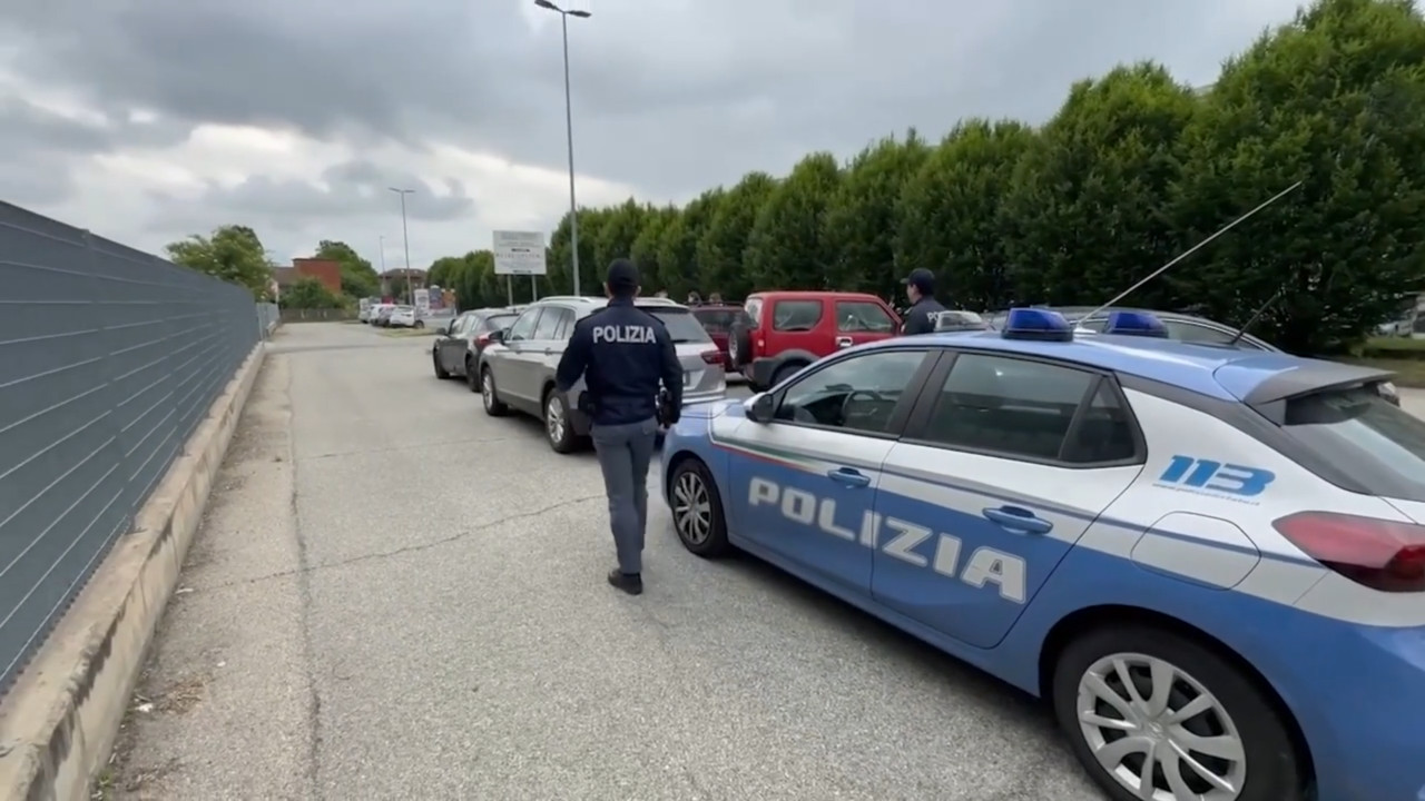 La Polizia di Torino mentre effettua il sequestro di mezzi ai truffatori
