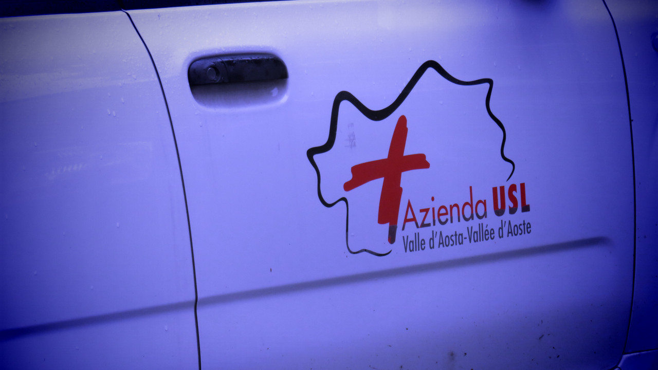 Il logo dell'Azienda Usl della Valle d'Aosta su un'auto