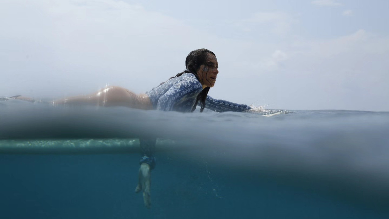 Federica Brignone sul surf, nell'oceano indiano