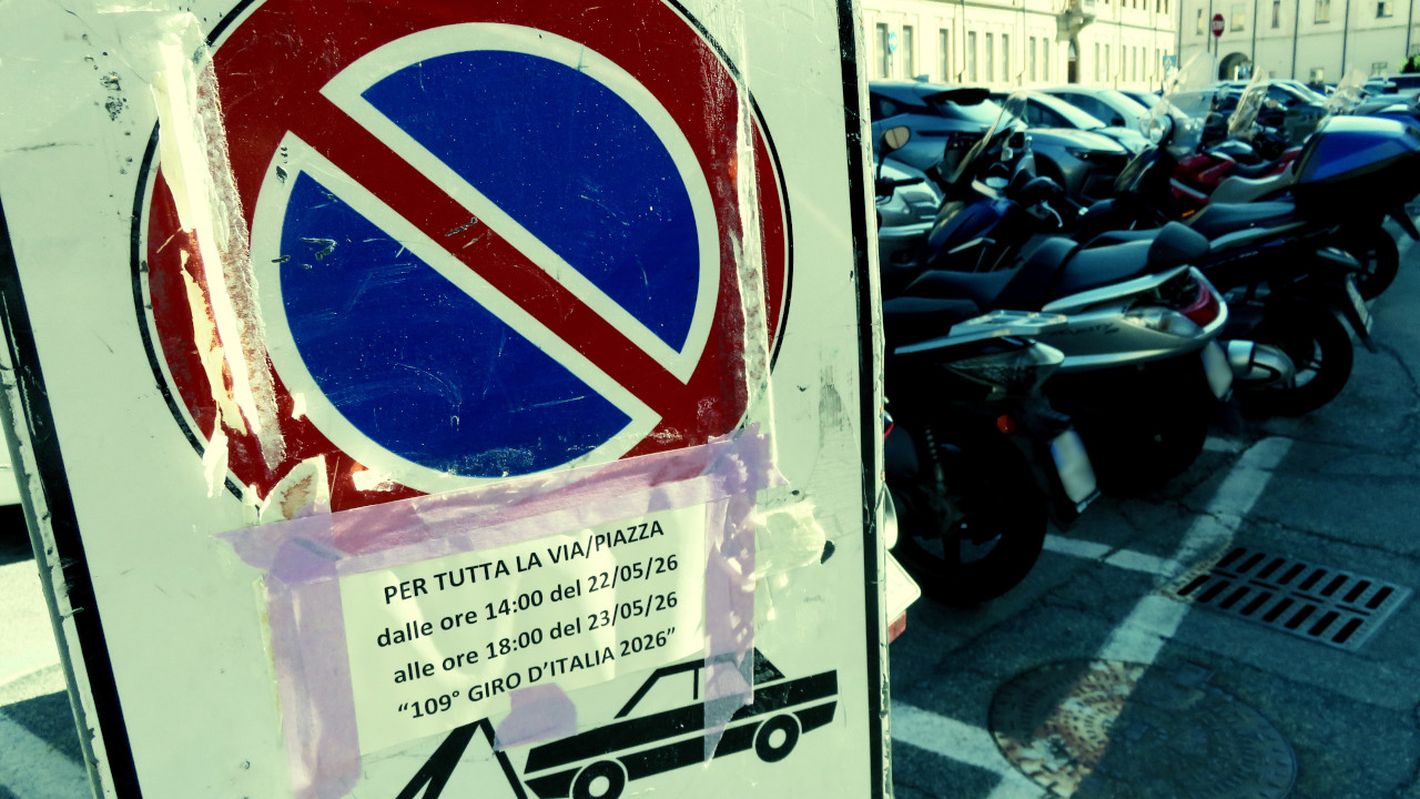 Un cartello di divieto di sosta per il '109° Giro d'Italia 2026'