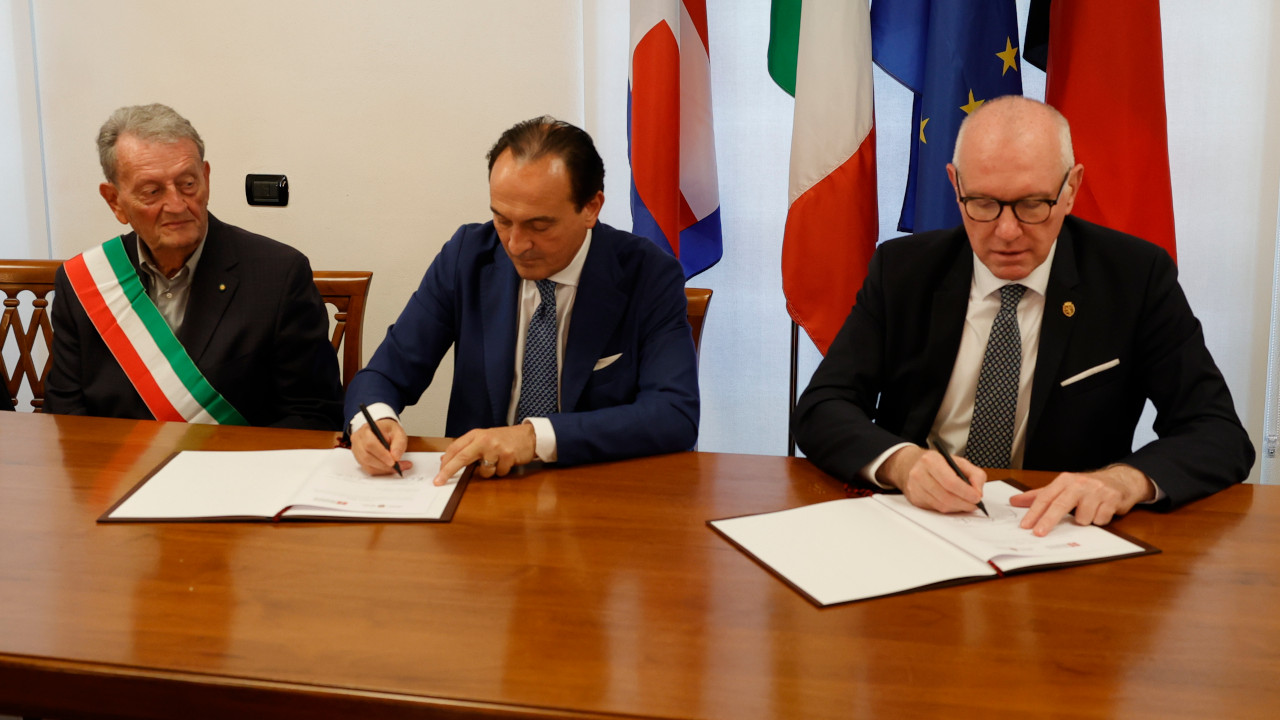 Alberto Cirio e Renzo Testolin firmano l'accordo sotto lo sguardo di Angelo Canale Clapetto