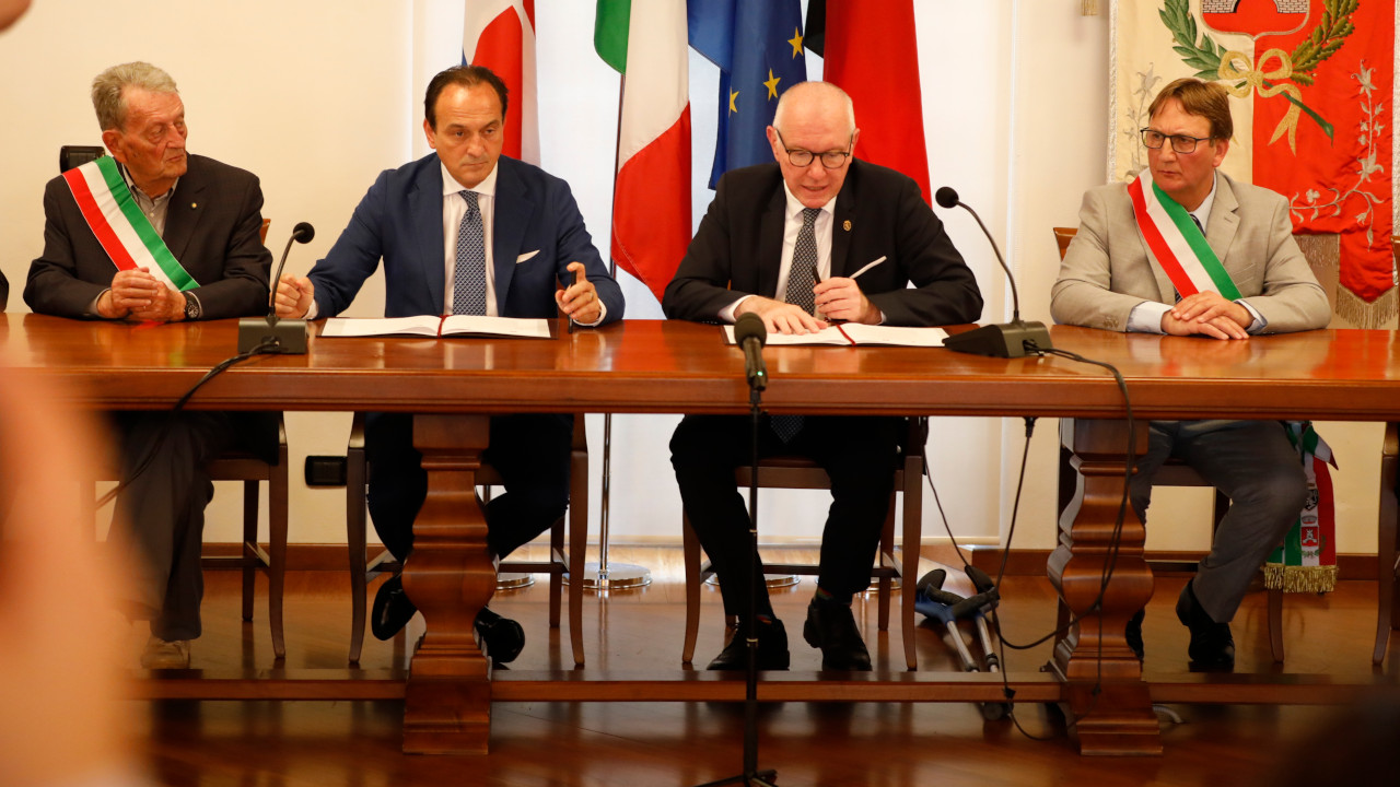 PIEMONTE E VALLE D’AOSTA FIRMANO UN PROTOCOLLO PER COORDINARE TRASPORTI E SERVIZI 2 Il centro del tavolo dell'accordo con Angelo Canale Clapetto, Alberto Cirio, Renzo Testolin e Marco Sucquet