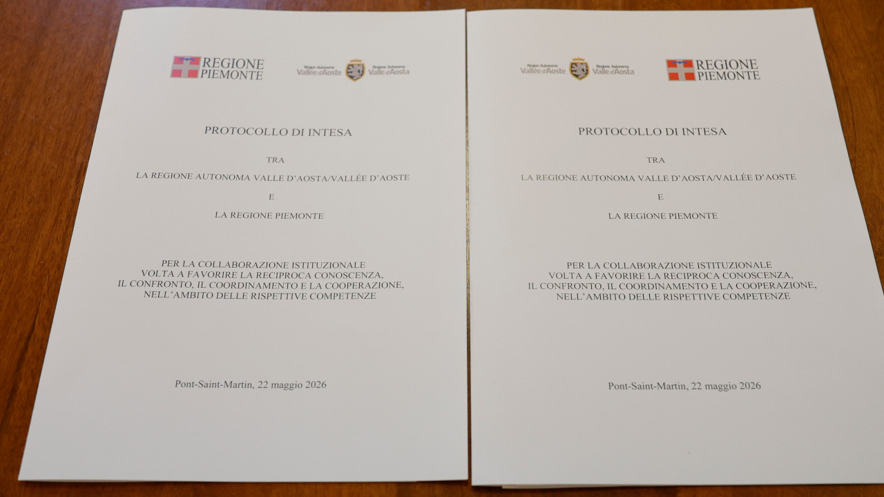 PIEMONTE E VALLE D’AOSTA FIRMANO UN PROTOCOLLO PER COORDINARE TRASPORTI E SERVIZI 1 La copertina dell'accordo tra le Regioni Piemonte e Valle d'Aosta