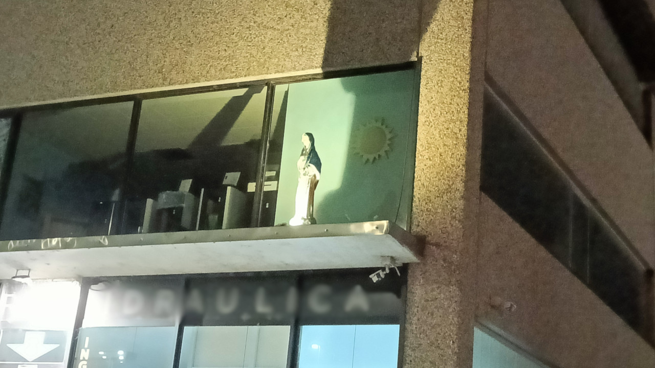Una statua della Madonna nel capannone dove si trova il magazzino adibito a zona di preghiera