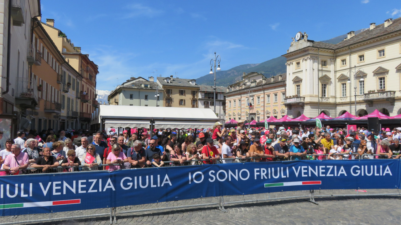 Il pubblico in piazza Chanoux, ad Aosta, alla partenza della 14ª tappa del Giro d'Italia