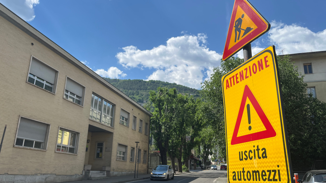 OSPEDALE "PARINI", IL RICORSO CONGELA IL CANTIERE E ACCENDE LO SCONTRO POLITICO 1 Un cartello di 'lavori in corso' in viale Ginevra ad Aosta