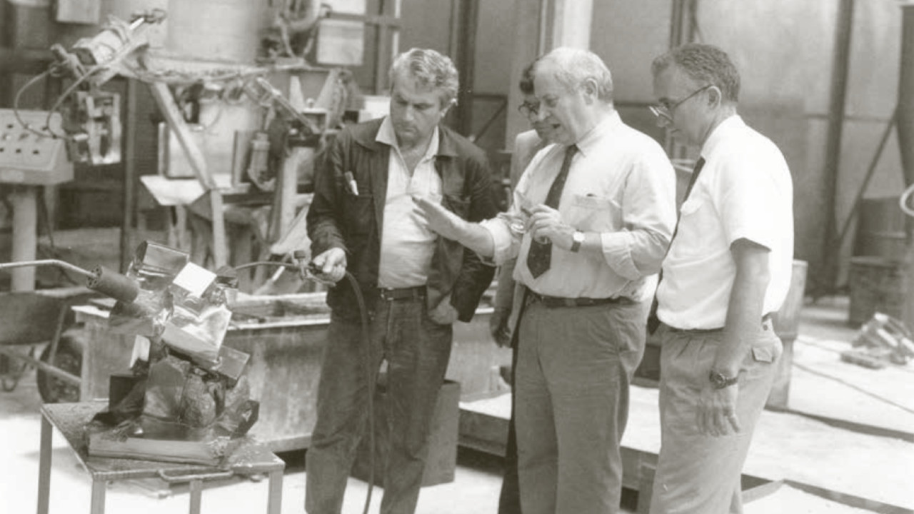 AL CASTELLO GAMBA LA MOSTRA DÉTAILS. SOLE CADUTO AOSTA, GIO' POMODORO 1 Gio’ Pomodoro nel 1988 nella sede della 'DeltaSider' di Verrès mentre lavora a 'Sole Serpente'