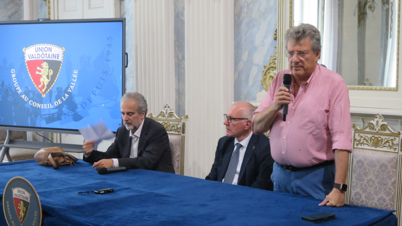 OSPEDALE "PARINI", IL RICORSO CONGELA IL CANTIERE E ACCENDE LO SCONTRO POLITICO 3 Fabio Fabiani, Renzo Testolin ed Aurelio Marguerettaz all'incontro organizzato dall'UV sull'ospedale