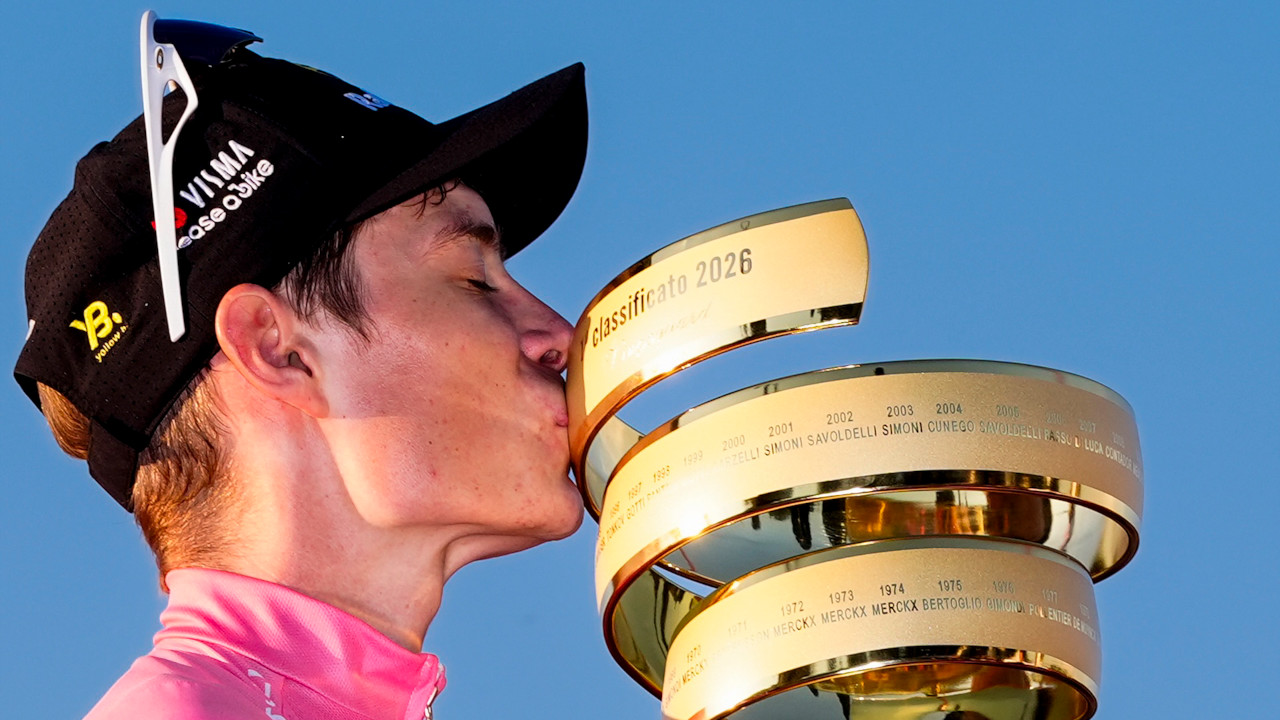 GIRO D’ITALIA 2026, VINGEGAARD VINCE LA TAPPA VALDOSTANA E INDOSSA LA MAGLIA ROSA 6 Jonas Vingegaard con il trofeo del Giro d'Italia 2026
