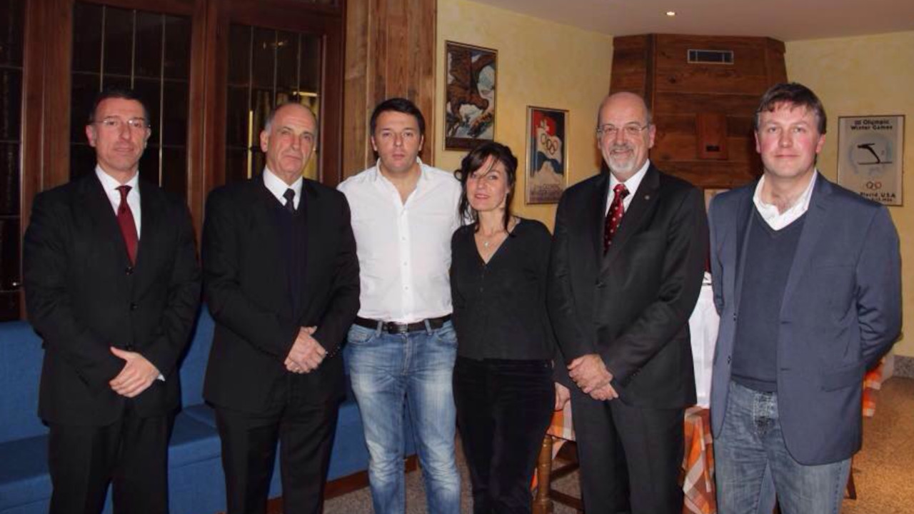 Fulvio Centoz nel gennaio 2015 con l'allora senatore Albert Lanièce, Augusto Rollandin, Matteo Renzi, la sindaca Fabrizia Derriard ed il deputato Rudi Marguerettaz