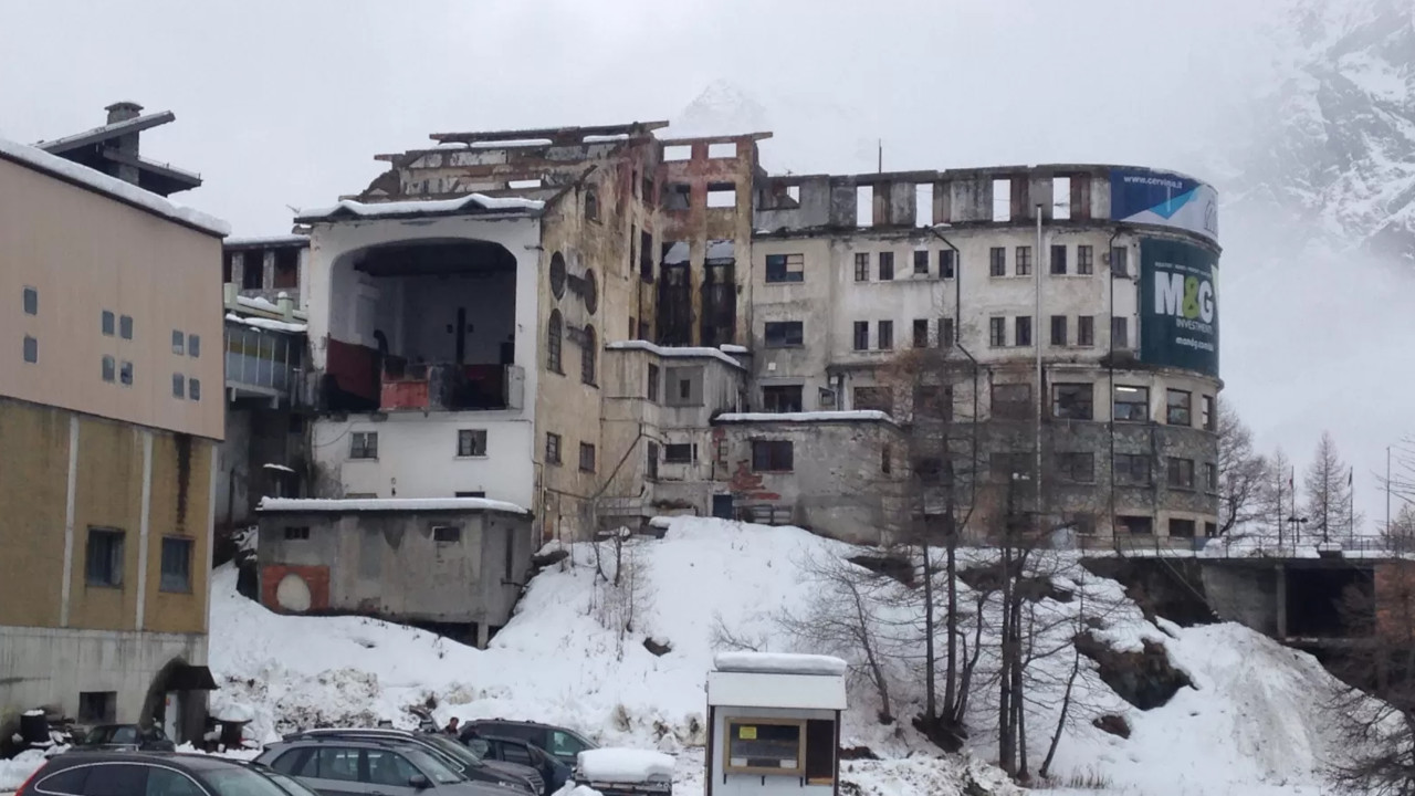 I resti dell'hotel La Gran Baita a Breuil-Cervinia
