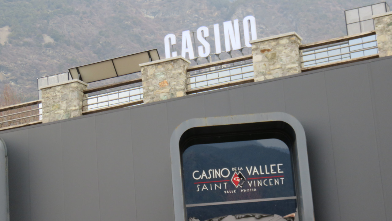 L'insegna del Casino de la Vallée vista dal parcheggio