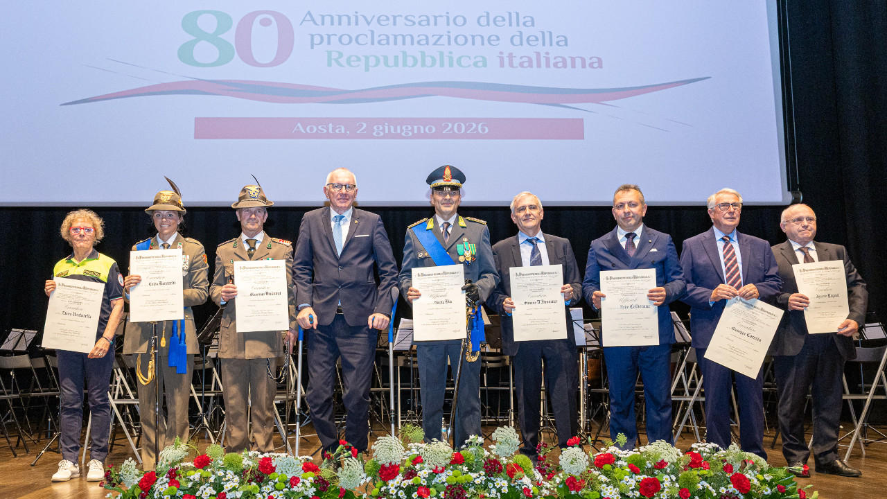 I premiati con Renzo Testolin: Elvira Venturella, Linda Bernardi, Massimo Bussani, Nicola Bia, Simone D'Inverno, Nedo Calderone, Giuseppe Caresio e Ignazio Pagani
