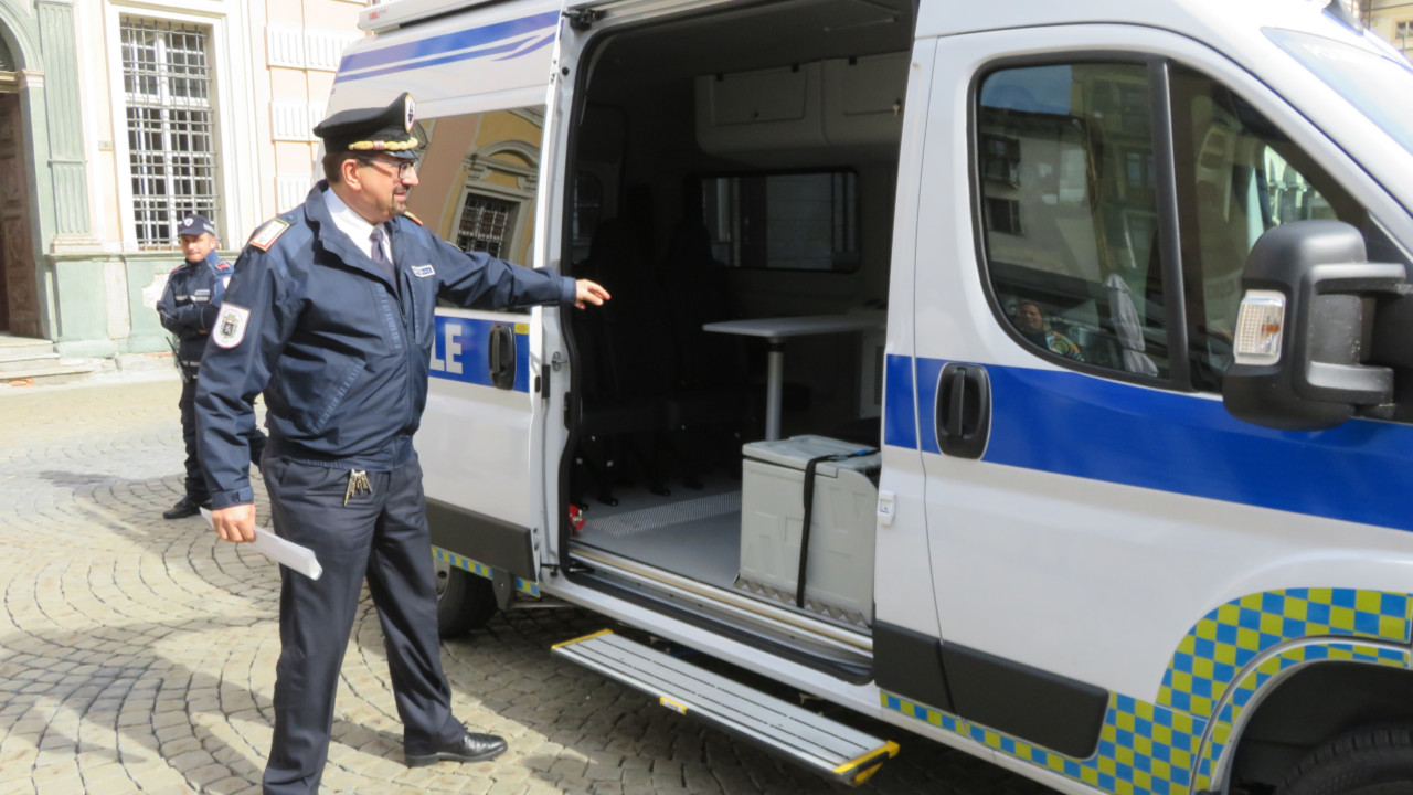 AD AOSTA MULTE PER OLTRE 2,3 MILIONI DI EURO: TUTTI I NUMERI DEL 2025 E 2026 3 Il comandante Fabio Fiore e l'ufficio mobile della Polizia locale di Aosta