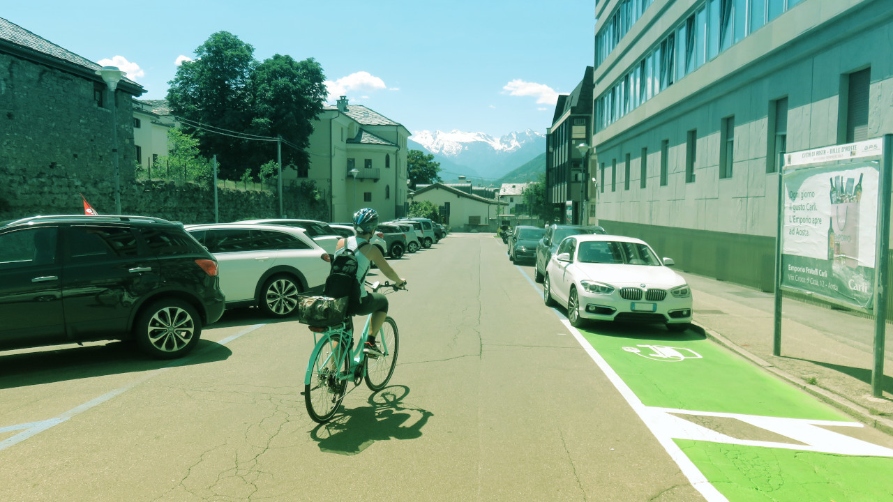 Un ciclista in via Guido Rey, ad Aosta