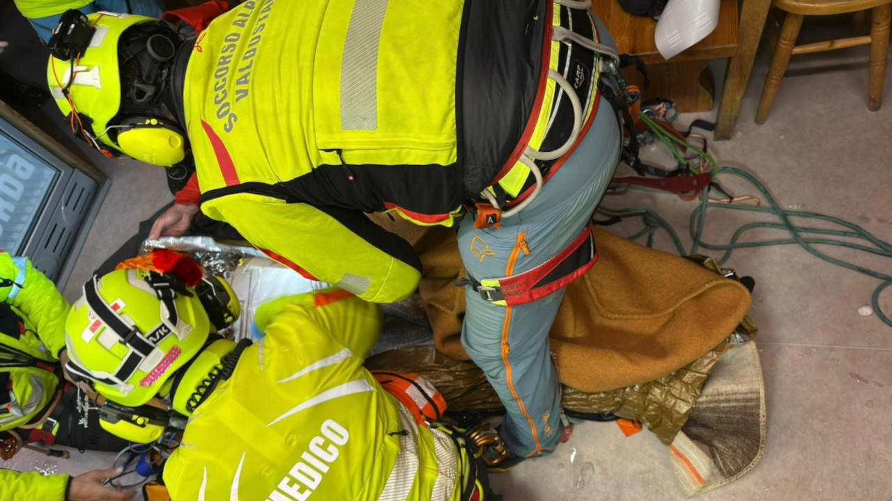 Fulmine sul Dente del Gigante, salvati due alpinisti. Tragedia sulla Nord del Gran Paradiso