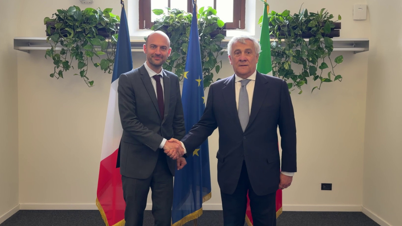 La stretta di mano tra Jean-Noël Barrot ed Antonio Tajani