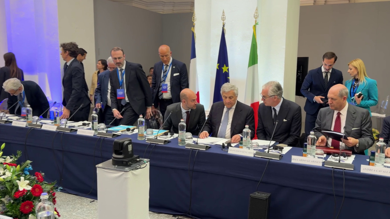 Jean-Noël Barrot ed Antonio Tajani al tavolo della sessione mattutina del Comitato frontaliero Italia-Francia a Bard