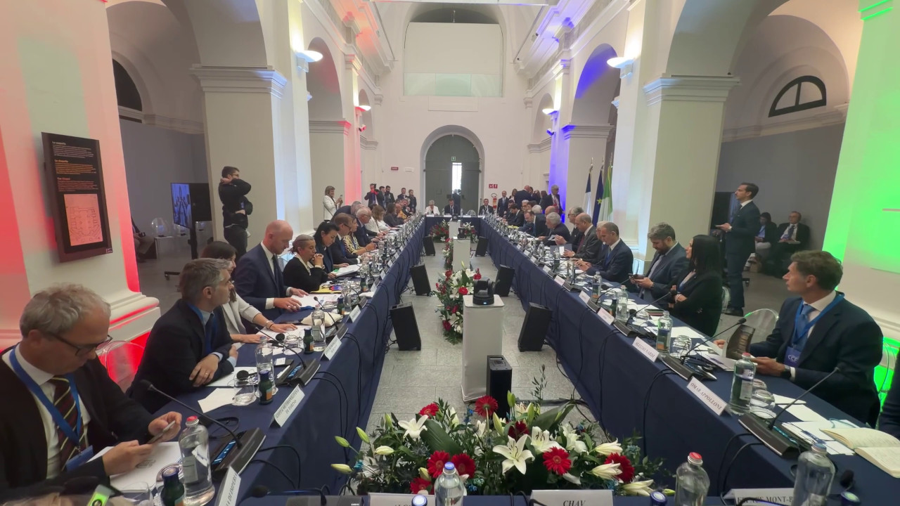 Il tavolo della sessione mattutina del Comitato frontaliero Italia-Francia a Bard