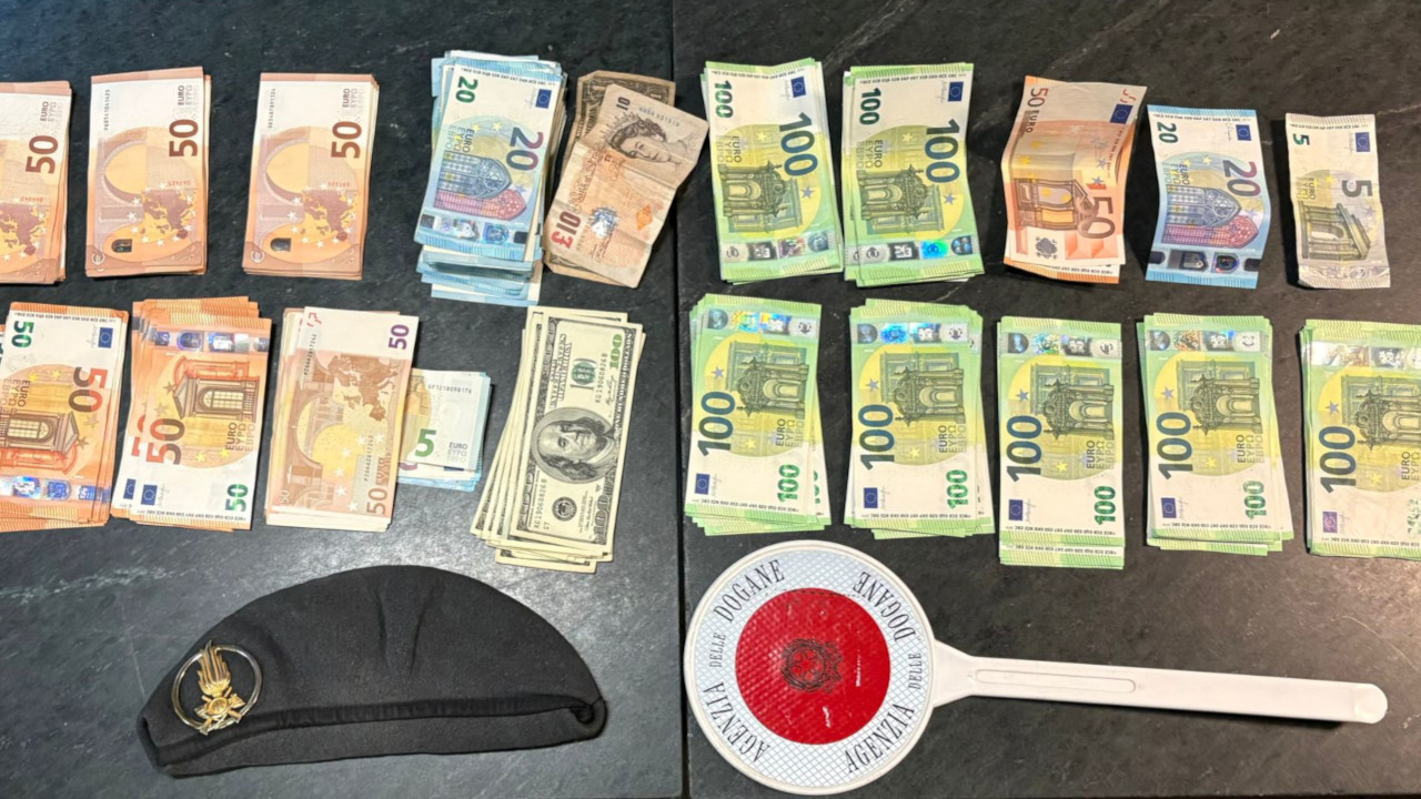 Parte dei contanti sequestrati dalla Guardia di Finanza al confine tra Italia e Svizzera