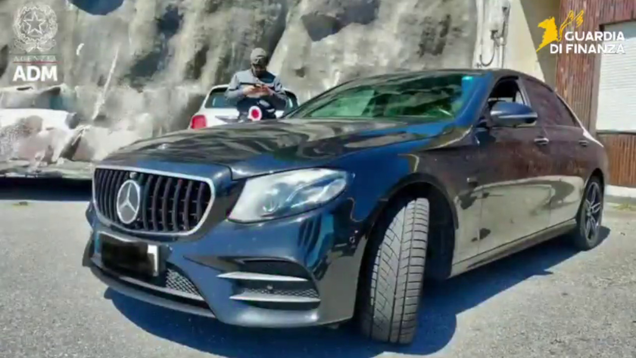 La Mercedes E300 DE sequestrata dalla Guardia di Finanza