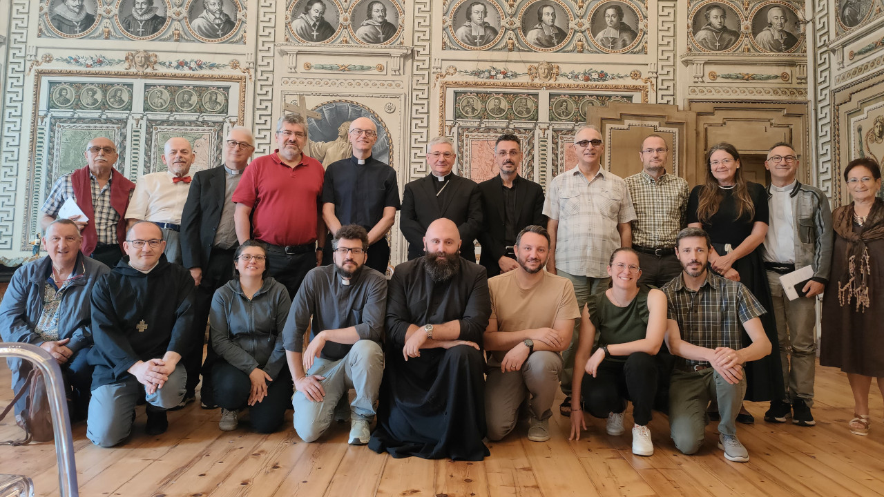 Monsignor Franco Lovignana con i nuovi dirigenti della Curia vescovile