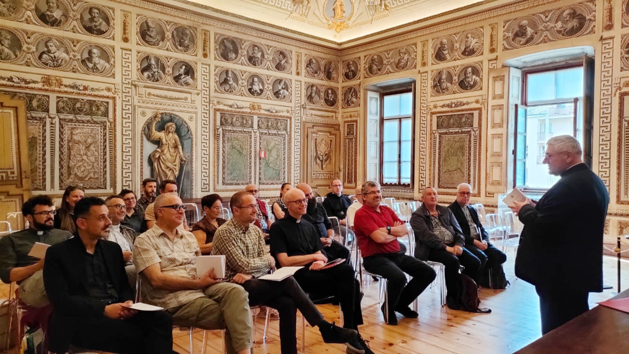 Un momento dell'incontro del vescovo con i responsabili della Curia