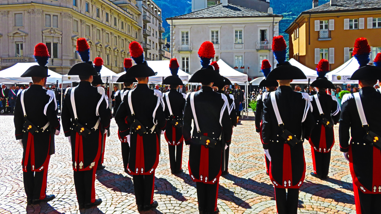 Carabinieri in piazza Chanoux durante le celebrazioni del 212° anniversario