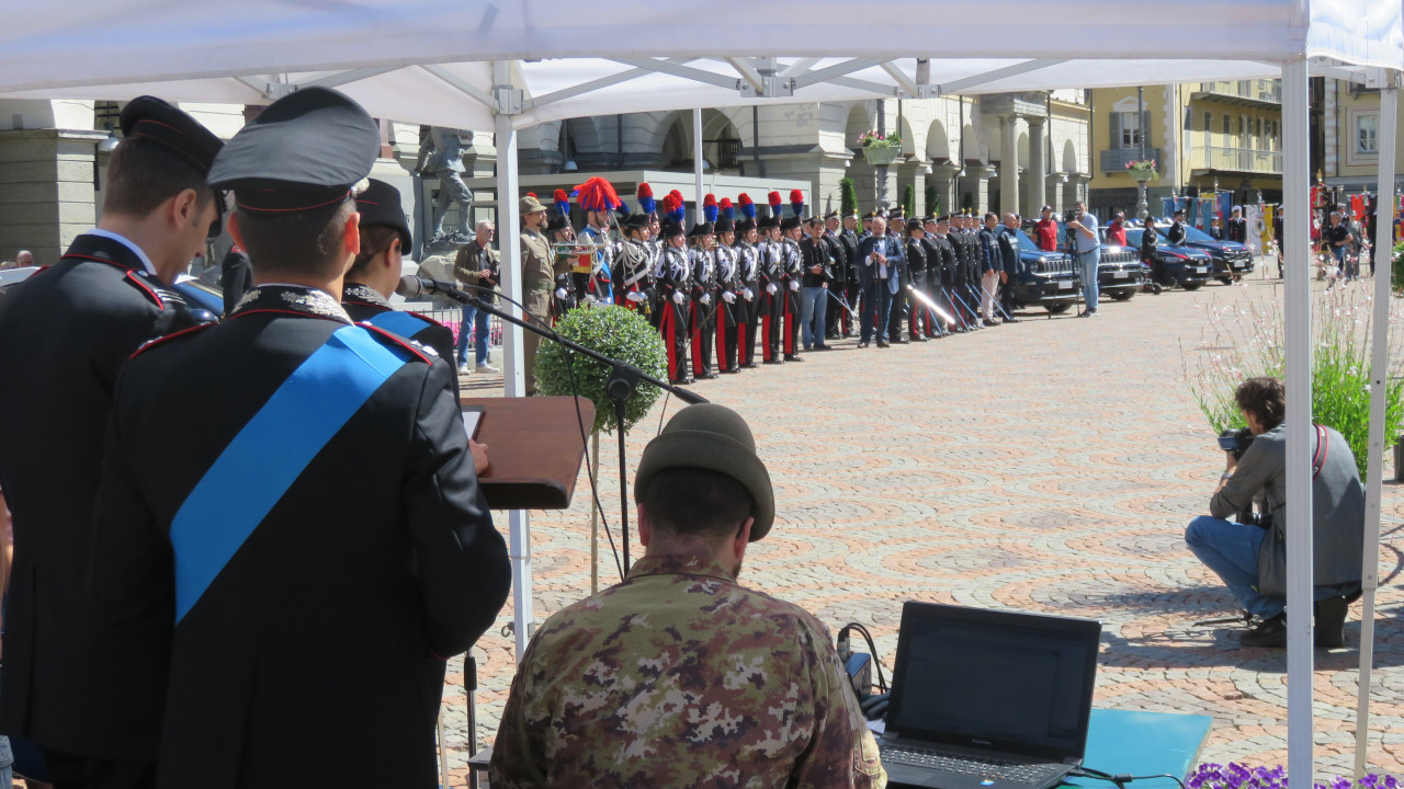 Carabinieri schierati in piazza Chanoux ad Aosta, durante le celebrazioni del 212° anniversario